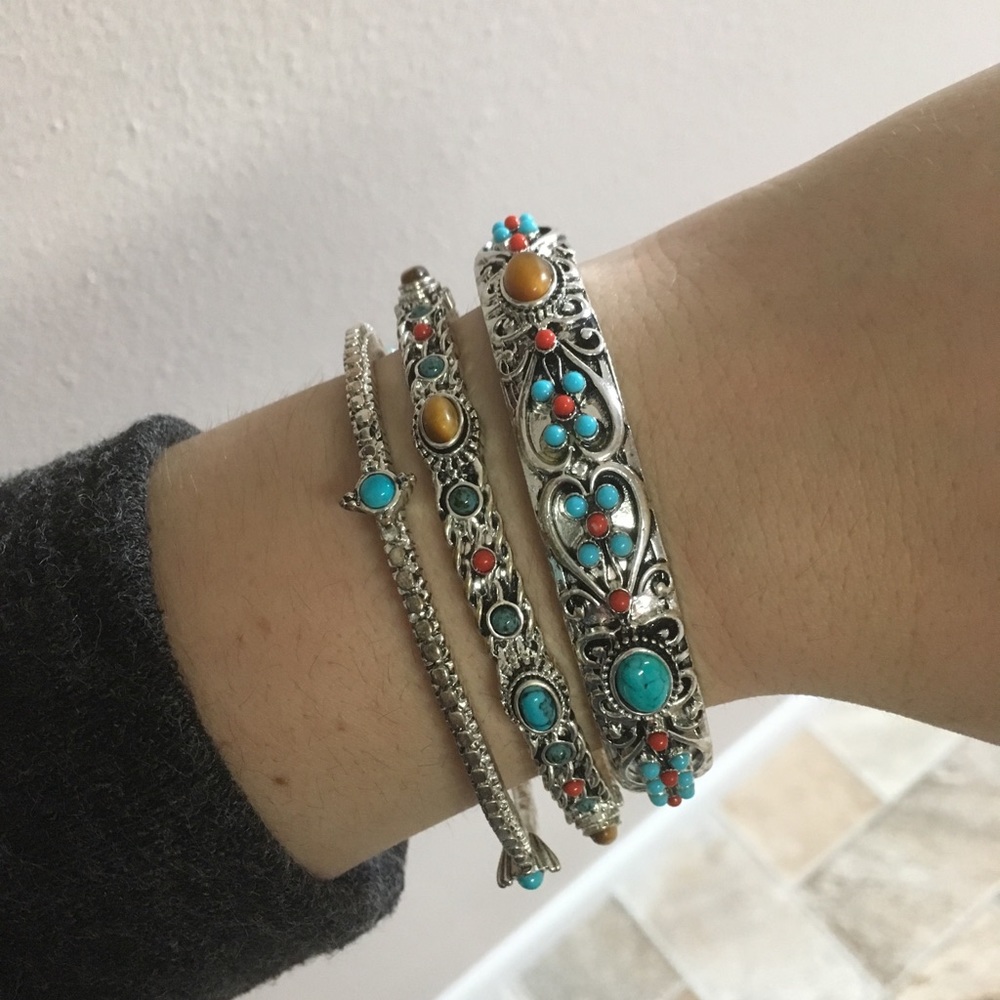 🆕 Set of 3 bracelets.